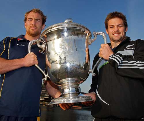 Rocky Elsom and Richie McCaw pose with the Bledisloe Cup