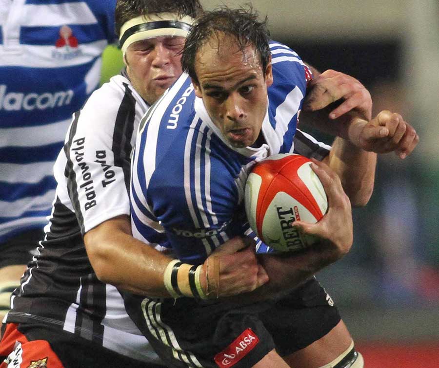 Western Province flanker Pieter Louw is shackled by the Pumas' defence
