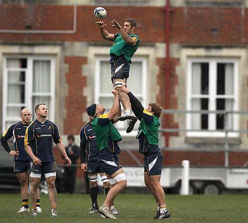 The Wallabies rehearse a lineout at training