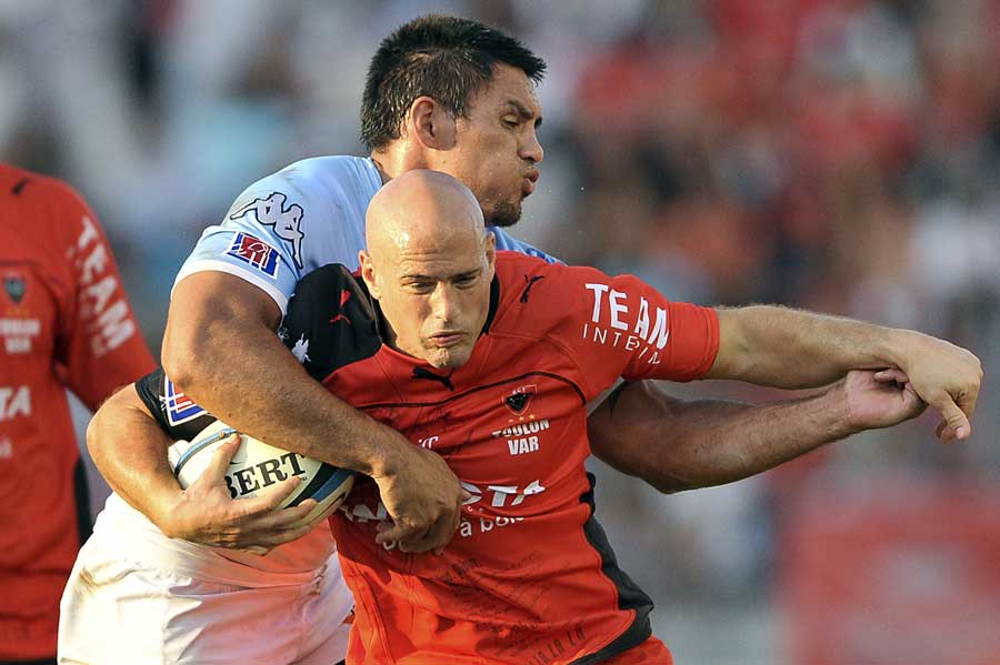 Toulon fly-half Felipe Contepomi wrestles with a defender