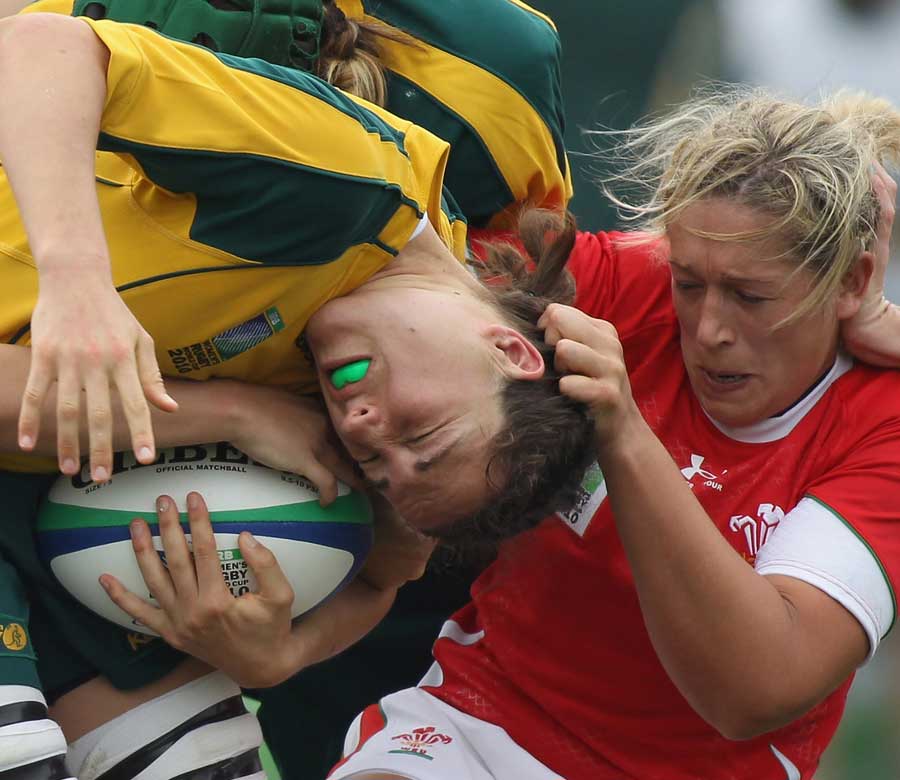 Wales lock Gemma Hallett gets a handful of Rebecca Trethowan's hair