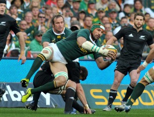 Springbok lock Victor Matfield secures possession, South Africa v New Zealand, Tri-Nations, FNB Stadium, Soweto, South Africa, August 21, 2010