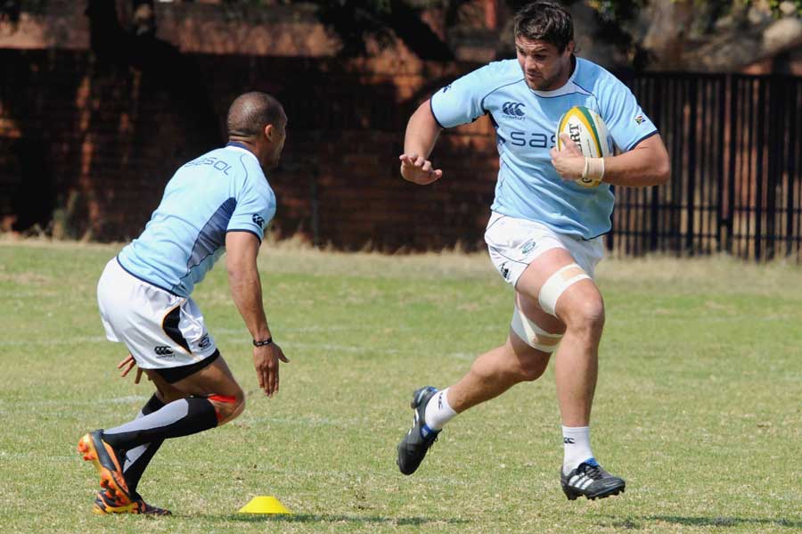 Springbok lock Flip van der Merwe takes on Gio Aplon during training