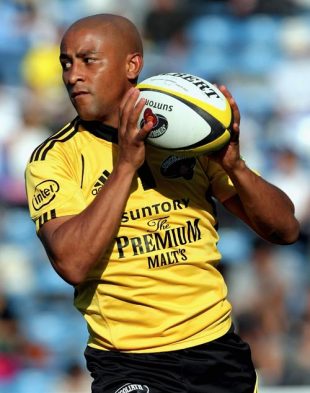 George Gregan of Suntory Sungoliath runs the ball during the Japan Rugby Top League match between Japan IBM Bigblue and Suntory Sungoliath at Prince Chichibu Memorial Rugby Stadium in Tokyo, Japan, October 13, 2008.