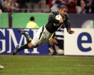 South Africa winger Bryan Habana dives in to score, South Africa v Argentina, World Cup Semi-Final, Stade de France, October 14 2007.