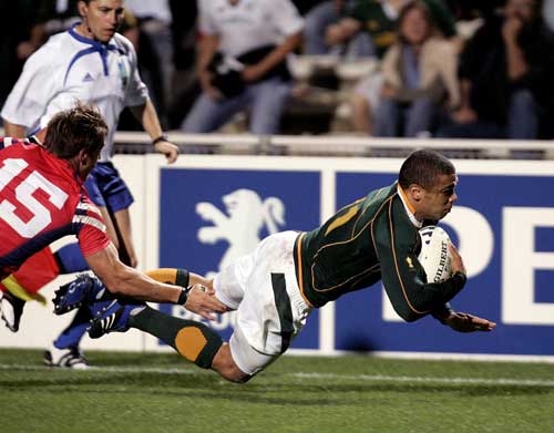 Bryan Habana dives in to score