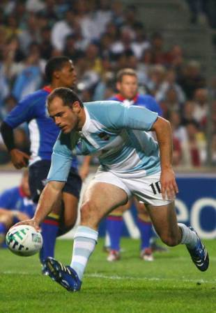 Felipe Contepomi scores Agentina's fourth try against Namibia, Argentina v Namibia, World Cup, Stade Velodrome, September 22 2007.
