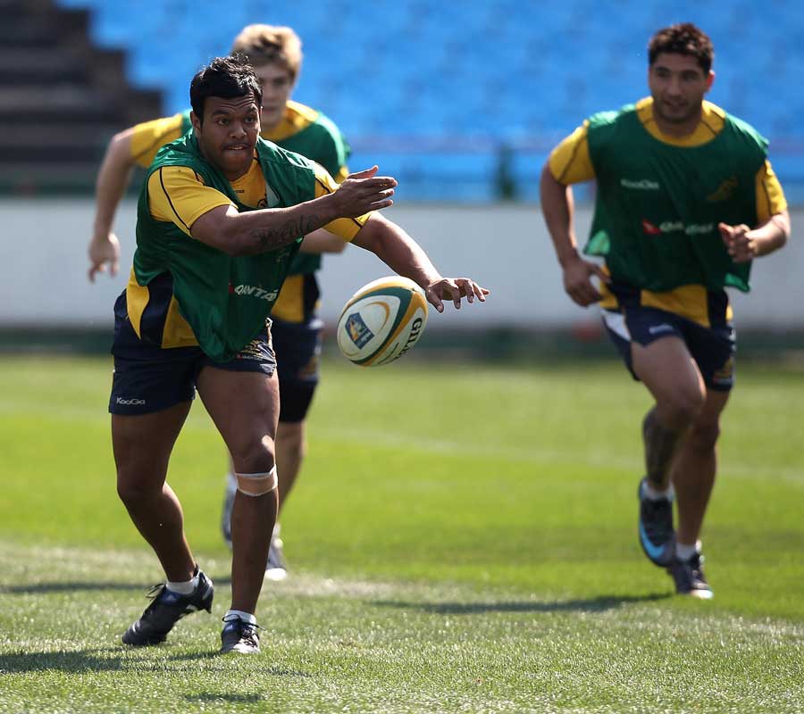 Kurtley Beale spreads the ball during the Wallabies' training