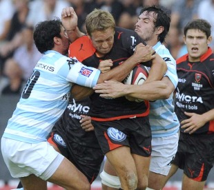 Toulon fly-half Jonny Wilkinson goes for a gap in the Racing defence, Toulon v Racing Metro, Top 14, Stade Felix Mayol, Toulon, France, August 27, 2010