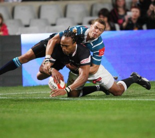 Sharks wing Odwa Ndungane beats Bjorn Basson to score, Sharks v Griquas, Currie Cup, Kings Park, Durban, South Africa, August 27, 2010
