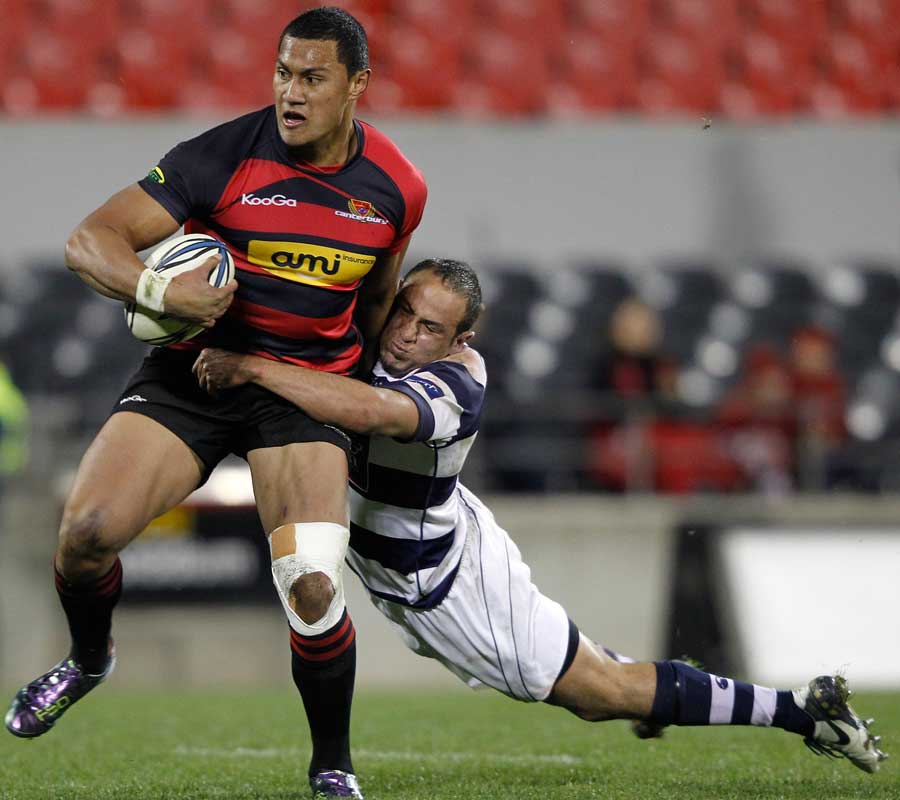 Auckland''s Brent Ward clings to Robbie Fruean