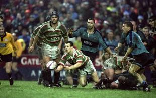 Leicester's Austin Healey feeds his backs, Bedford v Leicester Tigers, Allied Dunbar Premiership 1, Welford Road, Leicester, England