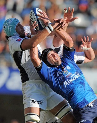 Montpellier's Drikus Hancke vies with Toulouse's Patricio Albacete for a lineout, Montpellier v Toulouse, Top 14, Stade Yves du Manoir, Montpellier, France, September 1, 2010 
