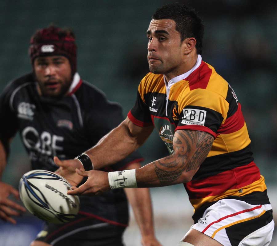 Waikato's Liam Messam looks to pass