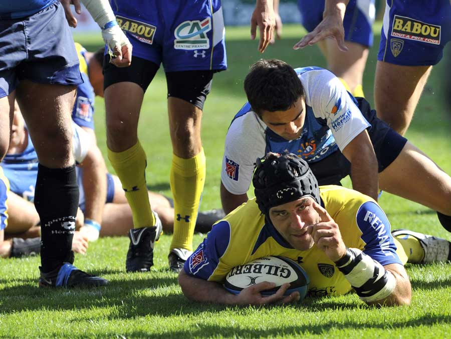 Clermont Auvergne lock Jamie Cudmore crashes over for a try