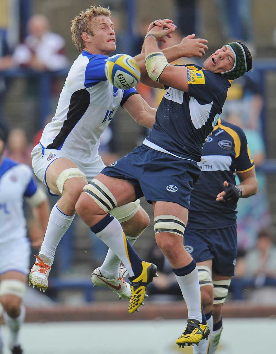 Bath's Simon Taylor and Leeds' Hendre Fourie compete for a high ball