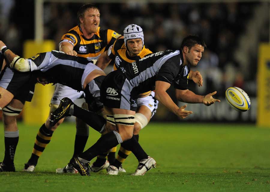 Newcastle No.8 Ally Hogg gets his offload away