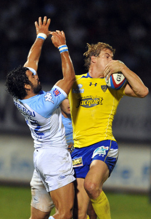 Clermont's Aurelien Rougerie claims a high ball, Bayonne v Clermont, Top 14, Stade Jean Dauger, Bayonne, France, September 10, 2010