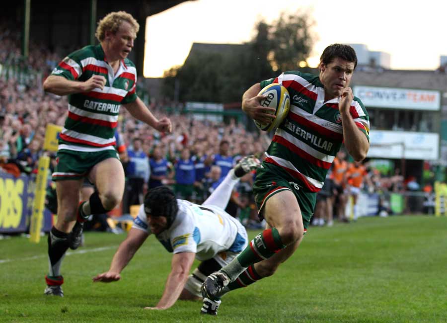 Leicester centre Dan Hipkiss races clear of the cover defence, Leicester v Exeter, Welford Road, Leicester, England, September 11, 2010