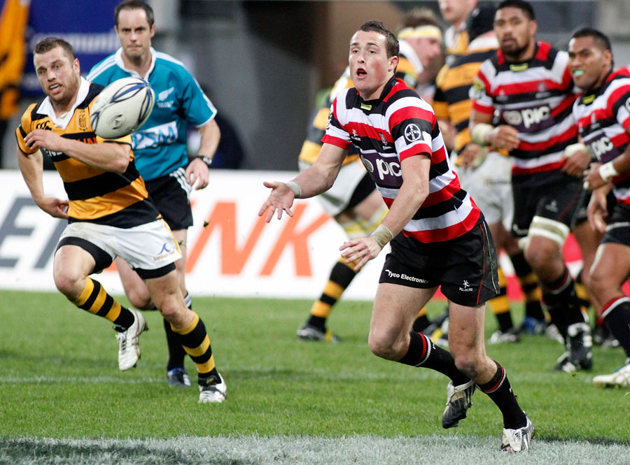 Counties Manukau's James Semple looks to spread the play