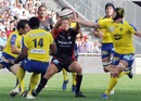 Toulon fly-half Jonny Wilkinson fights four Clermont Auvergne defenders for the ball