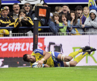 Clermont flanker Alexandre Lapandry dives over