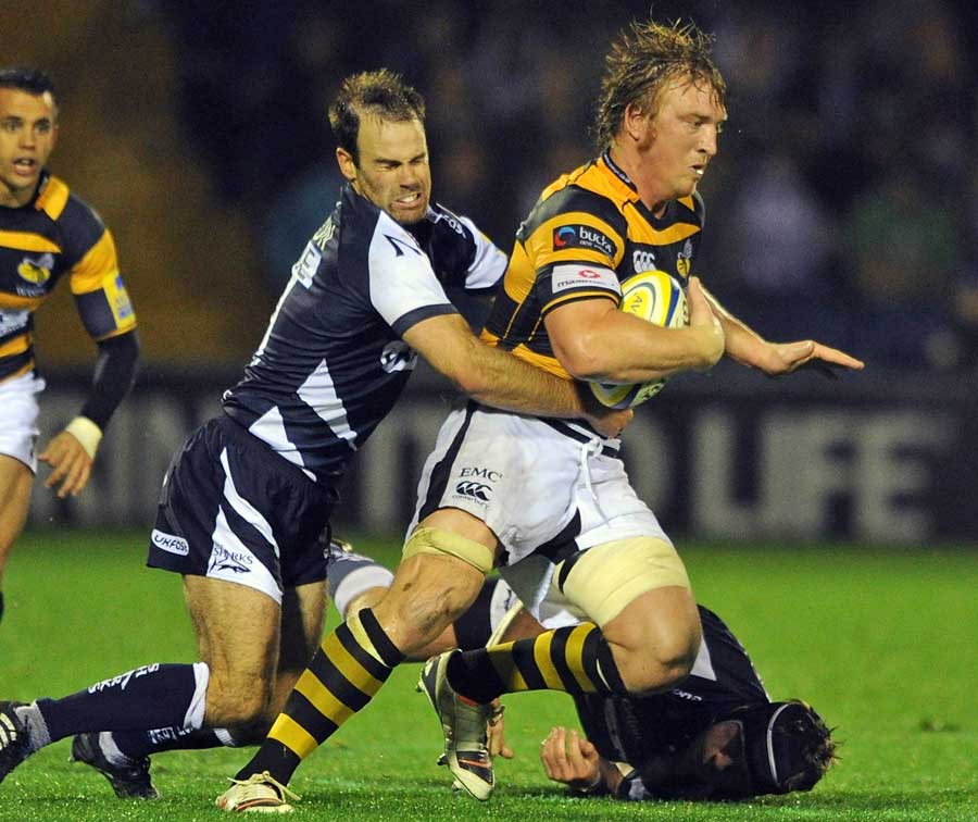 Sale's Charlie Hodgson tackles Wasps' Andy Powell
