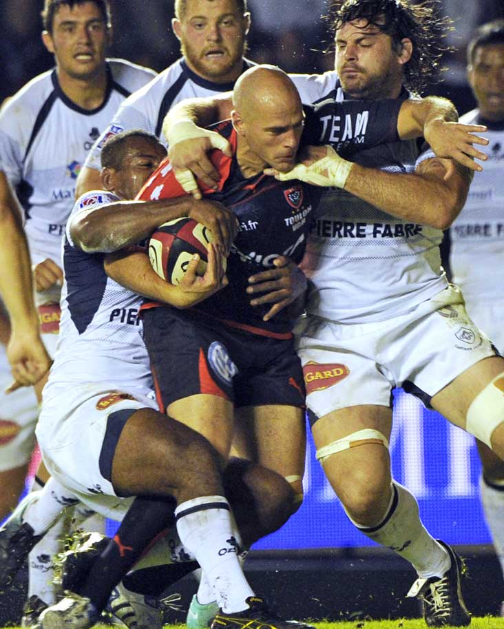 Toulon's Felipe Contepomi stretches the Castres defence