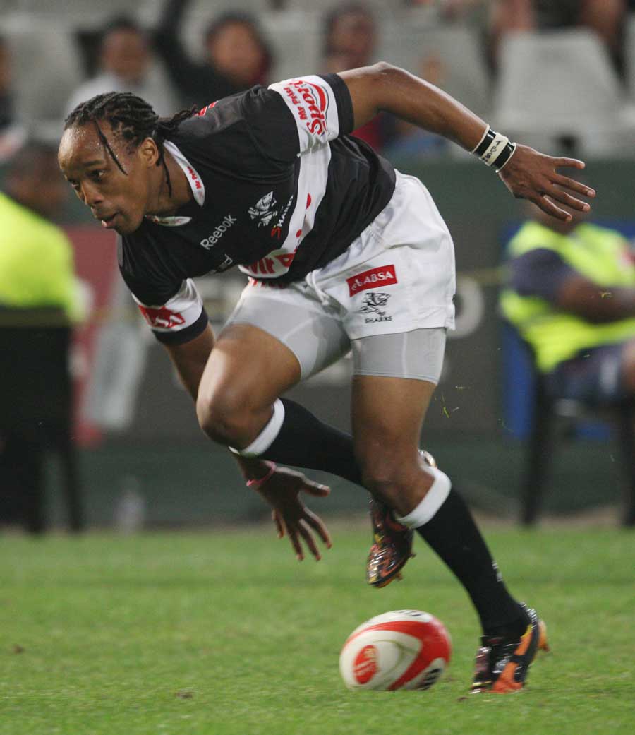 The Sharks' Odwa Ndungane touches down for a try