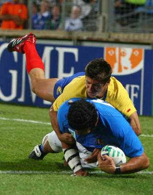 Santiago Dellape crosses to score Italy's opening try against Romania, Italy v Romania, World Cup, Stade Velodrome, September 12 2007