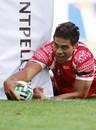 Tonga flanker Viliami Vaki scores a try 