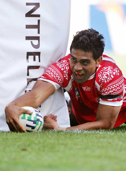 Tonga flanker Viliami Vaki scores a try 