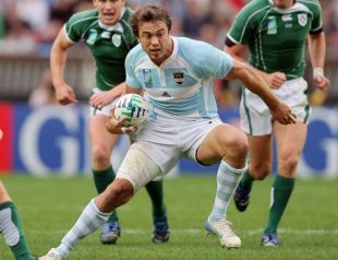Argentina's fly-half Juan Martin Hernandez (C) runs with the ball during the Rugby union World Cup pool D match Ireland v. Argentina at the Parc des Princes stadium in Paris on September 30, 2007 