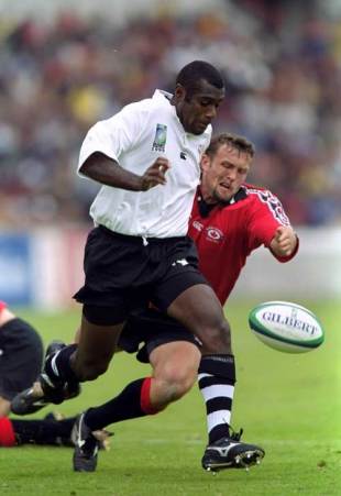 Fero Lasagavibau of Fiji kicks ahead and chases, Fiji v Canada, World Cup, Bordeaux, October 9 1999.