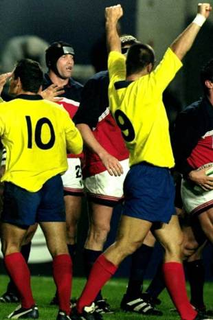 Romania celebrate after clinching victory over the USA, Romania v USA, World Cup, Lansdowne Road, October 9 1999