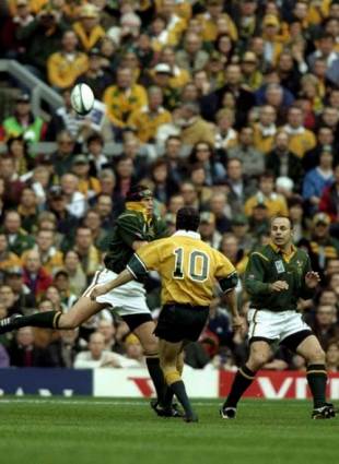 Australia fly-half Stephen Larkham slots the winning drop goal, Australia v South Africa, World Cup, Twickenham, October 30 1999