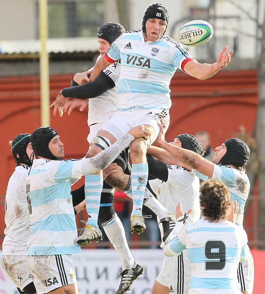 Russia's Alexander Shakirov challenges the Argentina Jaguares' lineout for the ball