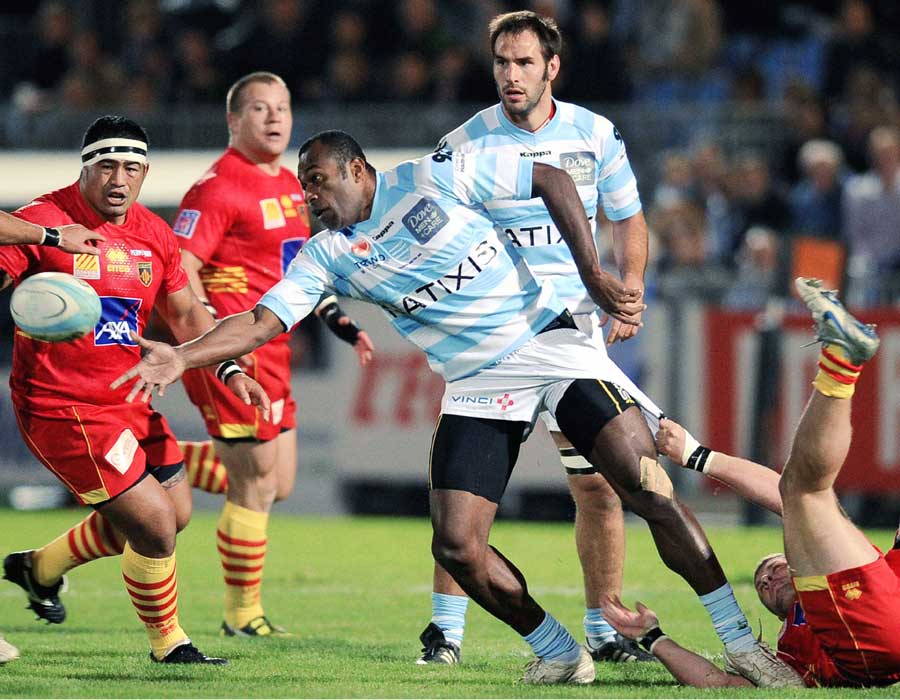 Racing Metro's winger Sireli Bobo gives a one-handed offload