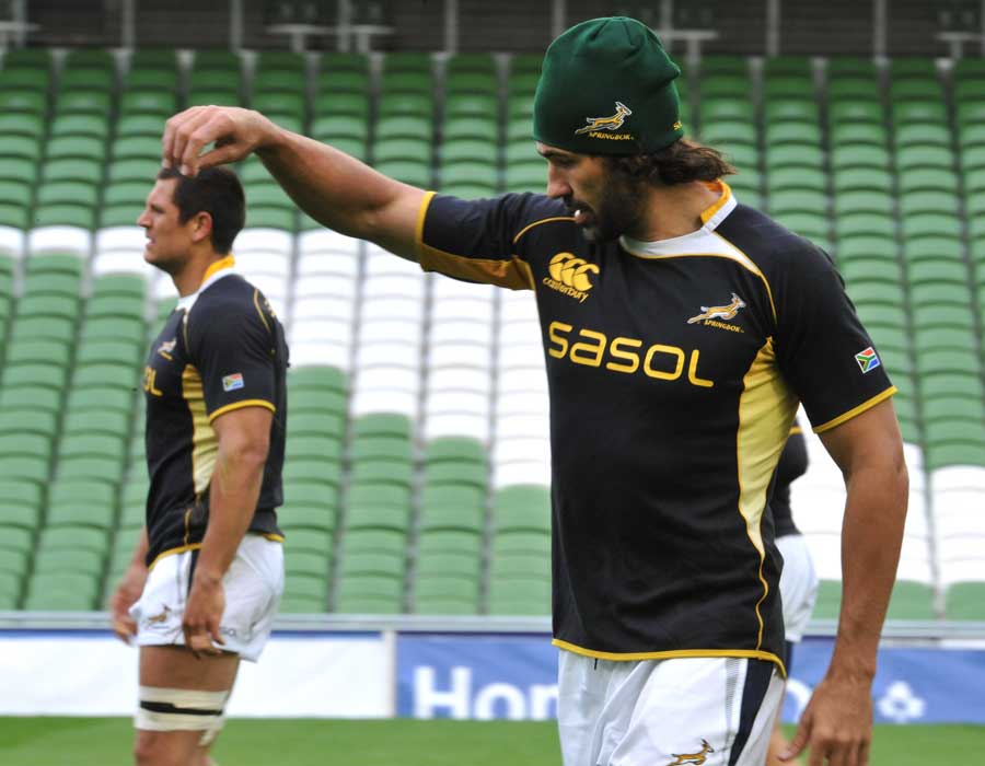 Victor Matfield (r) assesses the conditions in Dublin