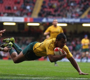 Kurtley Beale dives in to score for Australia, Wales v Australia, Millenium Stadium, Cardiff, Wales, November 6, 2010