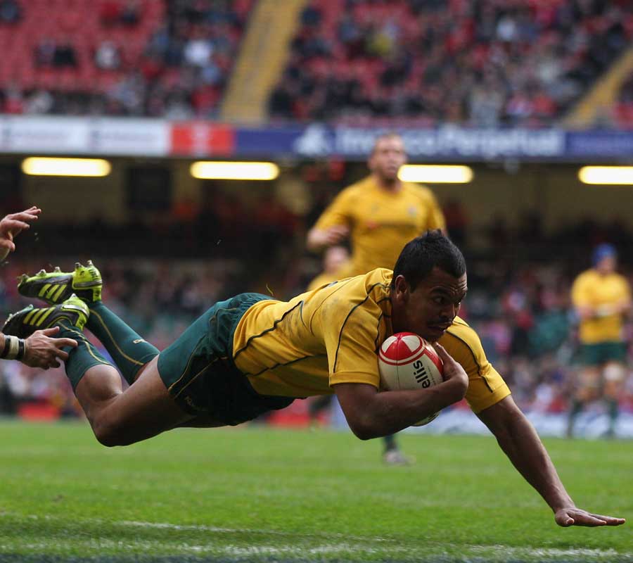 Kurtley Beale dives in to score for Australia, Wales v Australia, Millenium Stadium, Cardiff, Wales, November 6, 2010