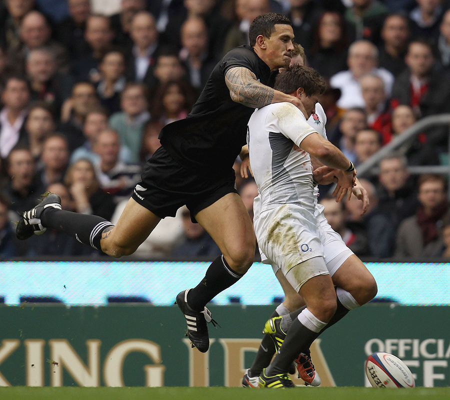 New Zealand's Sonny Bill Williams preys on England's Ben Youngs