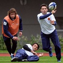 Dimitri Yachvili spins the ball wide 
