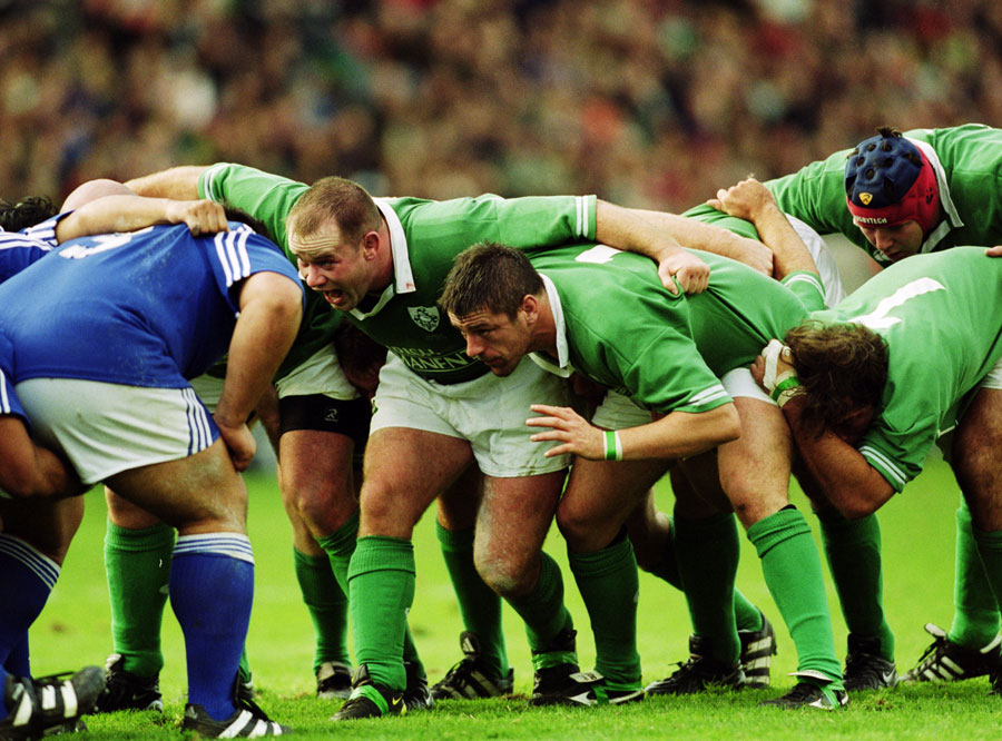 The Irish and Samoan front-rows prepare to lock down