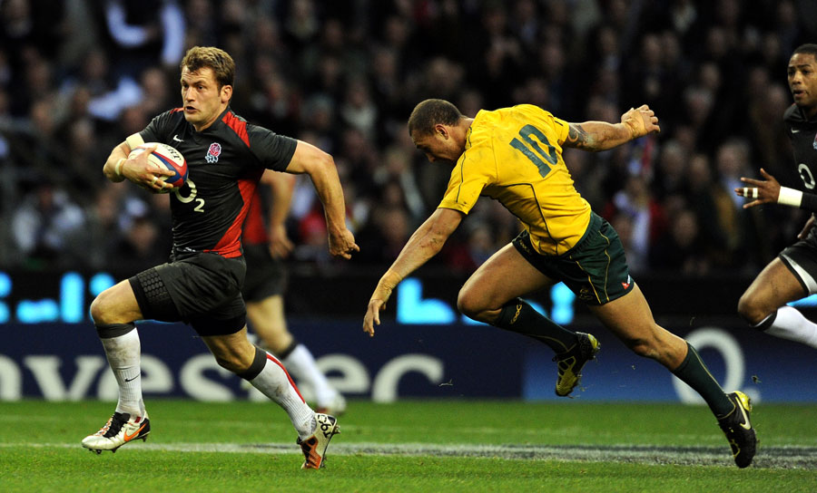 England's Mark Cueto streaks away from Quade Cooper
