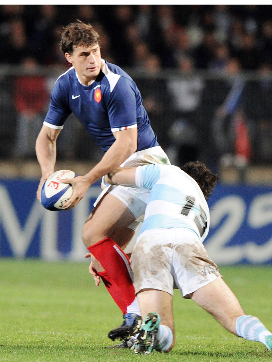 Yannick Jauzion looks for the offload
