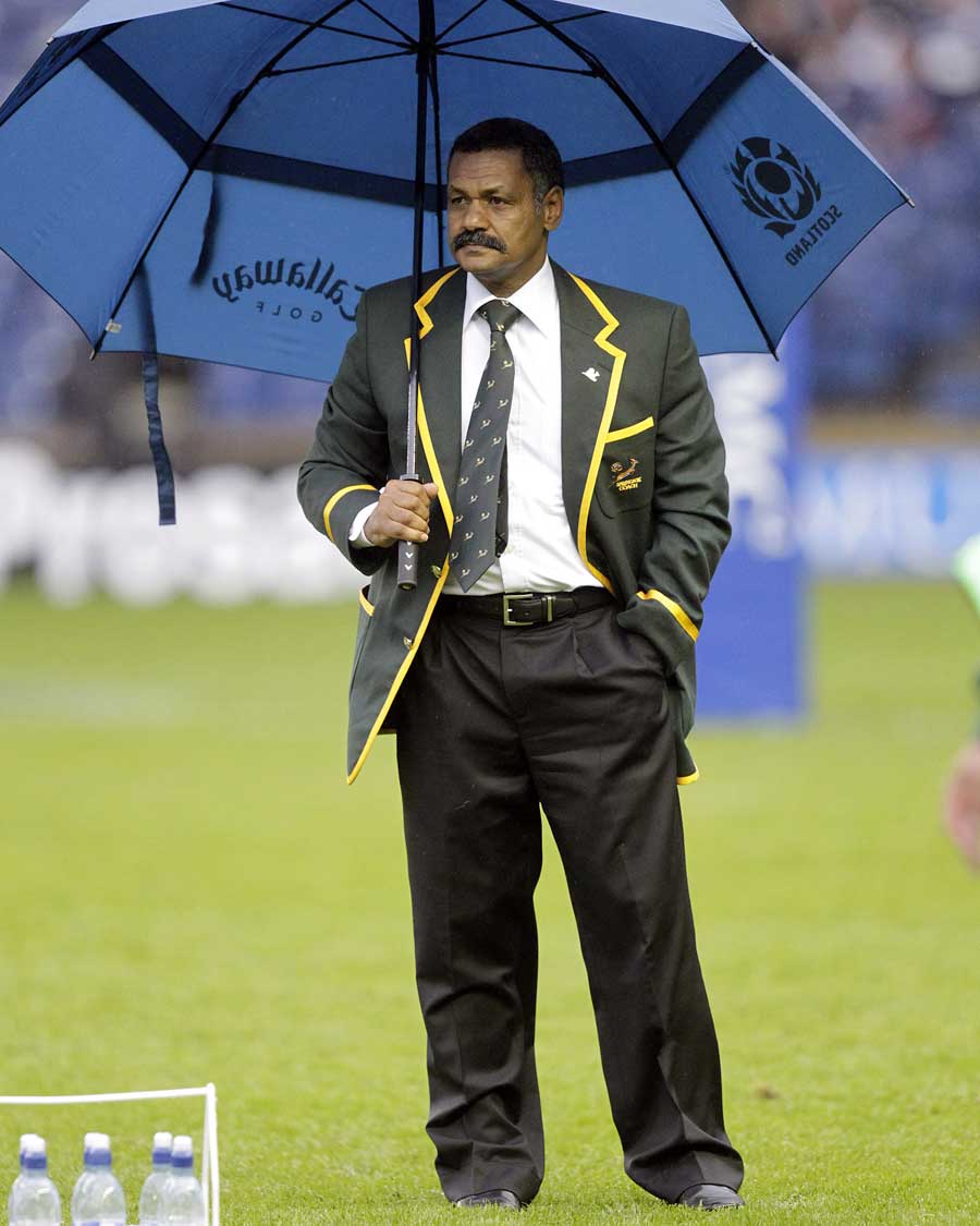 South Africa coach Peter De Villiers braves the rain