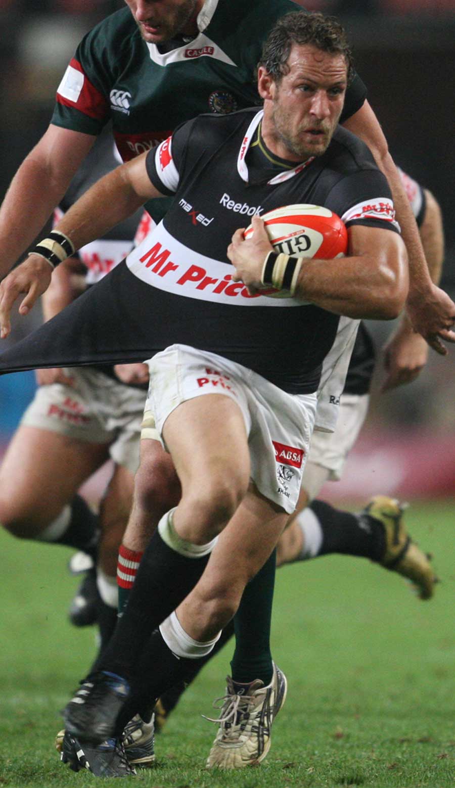 Sharks centre Andries Strauss stretches the Leopards defence, Sharks v Leopards, Currie Cup, Absa Stadium, Durban, South Africa, October 1, 2010