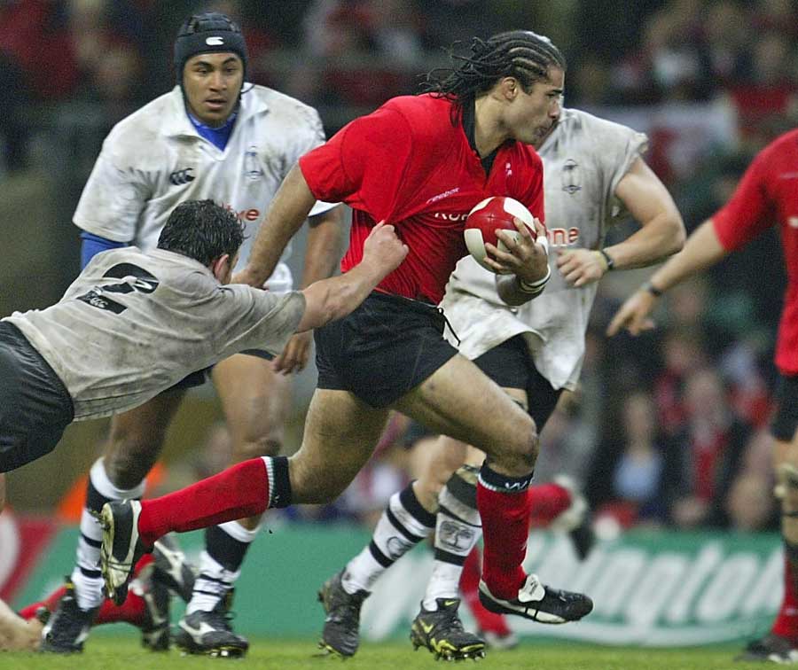 Wales' Richard Parks stretches the Fiji defence