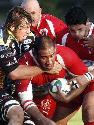 Biarritz's Mosese Moala (C) is tackled by Calvisano's Valerio Bernabo during the European Cup rugby union match Biarritz vs. Edimburg, on October 18, 2008 in Biarritz, south western France. 